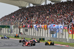 Kimi Raikkonen, Ferrari SF16-H, en Jolyon Palmer, Renault Sport F1 Team RS16, strijden om positie
