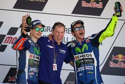 Podium: pemenang Valentino Rossi, Yamaha Factory Racing, peringkat kedua Jorge Lorenzo, Yamaha Facto