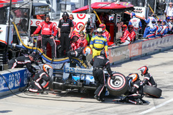 Simon Pagenaud, Team Penske Chevrolet pit action
