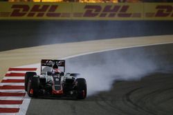 Romain Grosjean, Haas F1 Team VF-16 locks up under braking