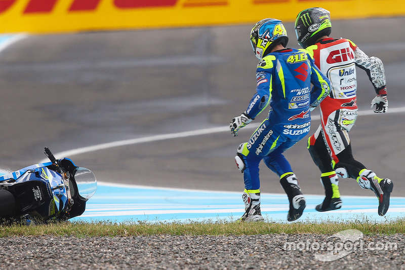 Aleix Espargaro, Team Suzuki MotoGP, Cal Crutchlow, Team LCR Honda choque