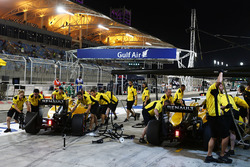 Kevin Magnussen, Renault Sport F1 Team RS16 and Jolyon Palmer, Renault Sport F1 Team RS16 in the pit