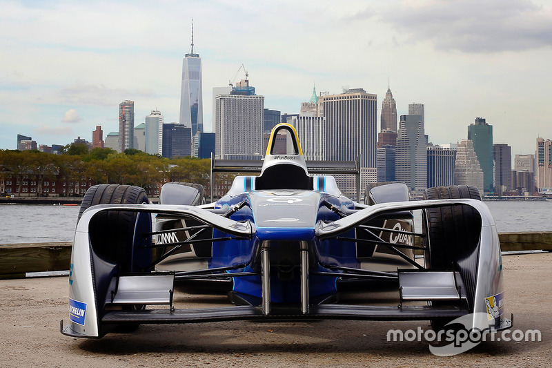 Ein Formel E Fahrzeug mit der Skyline von New York City