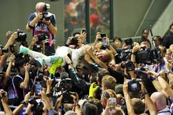 Ganador de la carrera Nico Rosberg, Mercedes AMG F1 celebra con el equipo de parc ferme