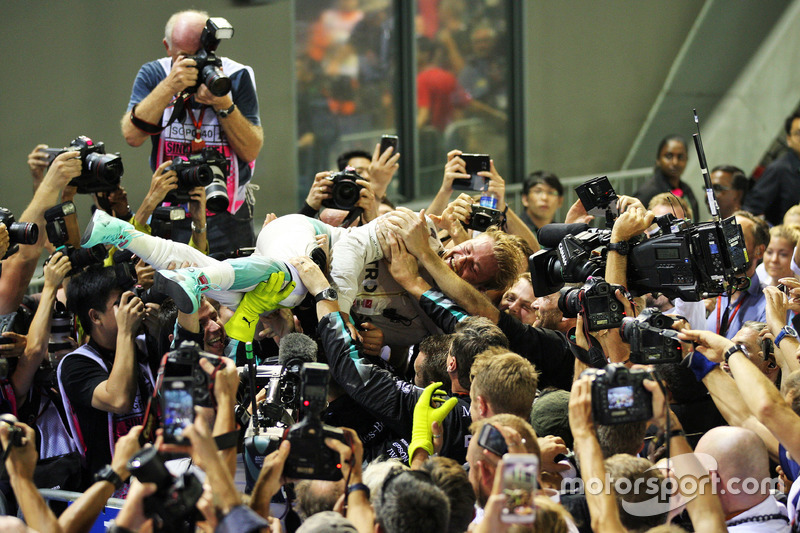 Il vincitore della gara Nico Rosberg, Mercedes AMG F1 festeggia con il team nel parco chiuso