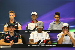 Max Verstappen, Red Bull Racing,;Lewis Hamilton, Mercedes AMG F1 Team; Fernando Alonso, McLaren Hond