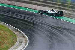 Nico Rosberg, Mercedes AMG F1 W07 Hybrid se va de ancho