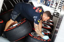 Red Bull Racing mechanic with Pirelli tyres