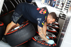 Механік Red Bull Racing із шинами Pirelli