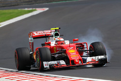 Kimi Raikkonen, Ferrari SF16-H locks up under braking