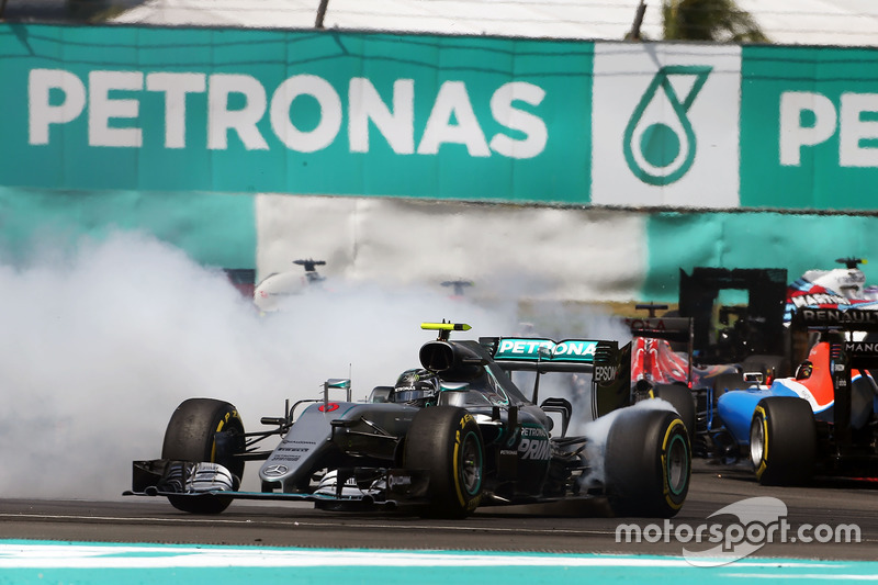 Nico Rosberg, Mercedes AMG F1 W07 Hybrid se recupera de ser golpeado en el inicio de la carrera