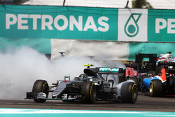 Nico Rosberg, Mercedes AMG F1 W07 Hybrid recovers from being hit at the start of the race