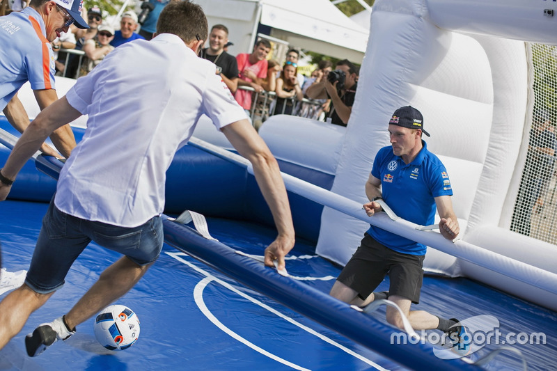 Sébastien Ogier, Jari-Matti Latvala, Volkswagen Motorsport, juegan futbolín