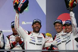 Podium: Race winners #1 Porsche Team Porsche 919 Hybrid: Mark Webber, Brendon Hartley, Timo Bernhard