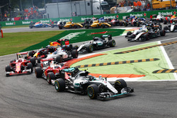 Nico Rosberg, Mercedes AMG F1 W07 Hybrid leads at the start of the race