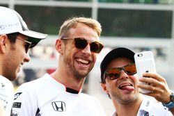 Jenson Button, McLaren con Felipe Massa, Williams en el desfile de pilotos