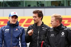 Marcus Ericsson, Sauber F1 Team, Jolyon Palmer, Renault Sport F1 Team, et Kevin Magnussen, Renault Sport F1 Team, durant la parade des pilotes