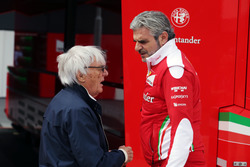 (Da sx a dx): Bernie Ecclestone, con Maurizio Arrivabene, Team Principal Ferrari