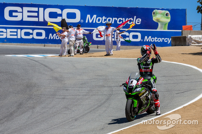 Il vincitore della gara Jonathan Rea, Kawasaki Racing Team festeggia dopo la gara