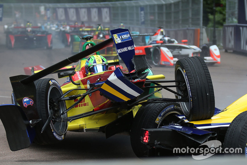 Lucas di Grassi, ABT Schaeffler Audi Sport and Sébastien Buemi, Renault e.Dams crash in the first co