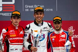 Podium : le vainqueur Alexander Albon, ART Grand Prix, le deuxième Charles Leclerc, ART Grand Prix, le troisième Antonio Fuoco, Trident