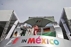 El podio: Lewis Hamilton, de Mercedes AMG F1; Nico Rosberg, de Mercedes AMG F1; Sebastian Vettel, Fe