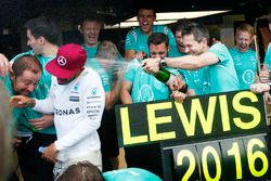 Le vainqueur Lewis Hamilton, Mercedes AMG F1 fête la victoire avec son équipe