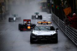 El coche de seguridad conduce por delante de Daniel Ricciardo, Red Bull Racing RB12