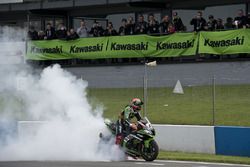 Tom Sykes, Kawasaki Racing Team, festeggia la vittoria in Gara 2