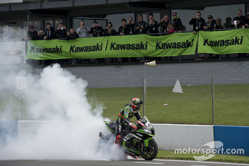 Tom Sykes, Kawasaki Racing Team, festeggia la vittoria in Gara 2