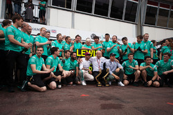 Race winner Lewis Hamilton, Mercedes AMG F1 celebrates with the team