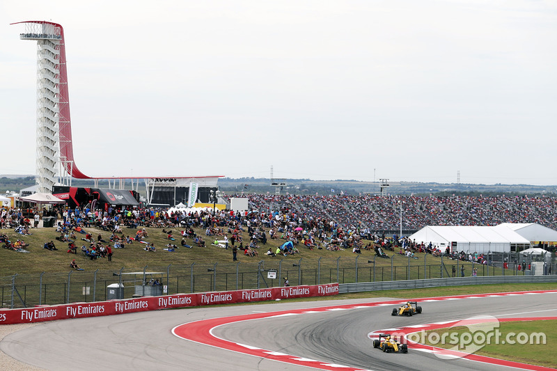 Kevin Magnussen, Renault Sport F1 Team RS16 leads team mate Jolyon Palmer, Renault Sport F1 Team RS16