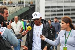 Lewis Hamilton, Mercedes AMG F1 con Tom Clarkson