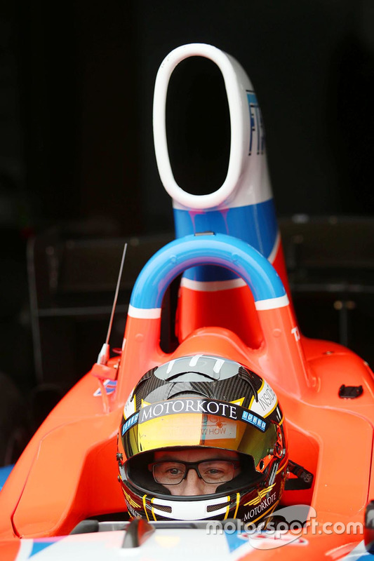 Tim Macrow teste la Formula Thunder 5000