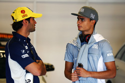 Felipe Nasr, Sauber F1 Team avec Pascal Wehrlein, Manor Racing lors de la parade des pilotes