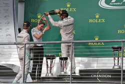 Podium : Nico Rosberg, Victoria Vowles, et le vainqueur Lewis Hamilton, Mercedes AMG F1