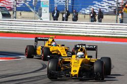 Kevin Magnussen, Renault Sport F1 Team RS16 leads team mate Jolyon Palmer, Renault Sport F1 Team RS16