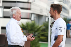 Charlie Whiting, FIA Delegate mit Jenson Button, McLaren