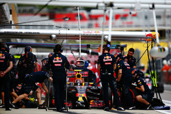 Daniil Kvyat, Red Bull Racing RB12 in de pits