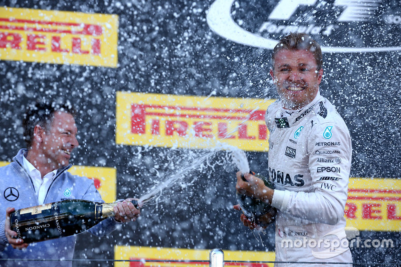 Podyum: kazanan Nico Rosberg, Mercedes AMG F1 Team