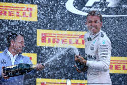 Подиум: победитель - Нико Росберг, Mercedes AMG F1 Team празднует с шампанским