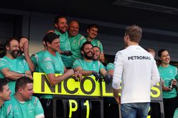 Winner Nico Rosberg, Mercedes AMG F1 Team celebrates with the team