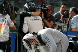 Le vainqueur Nico Rosberg, Mercedes AMG F1 fête sa victoire dans le Parc Fermé alors que son équipier Lewis Hamilton, Mercedes AMG F1 W07 Hybrid sort de sa voiture
