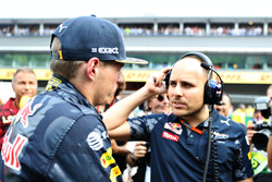 Max Verstappen, Red Bull Racing habla con el Ingeniero carrera Gianpiero Lambiase de la parrilla