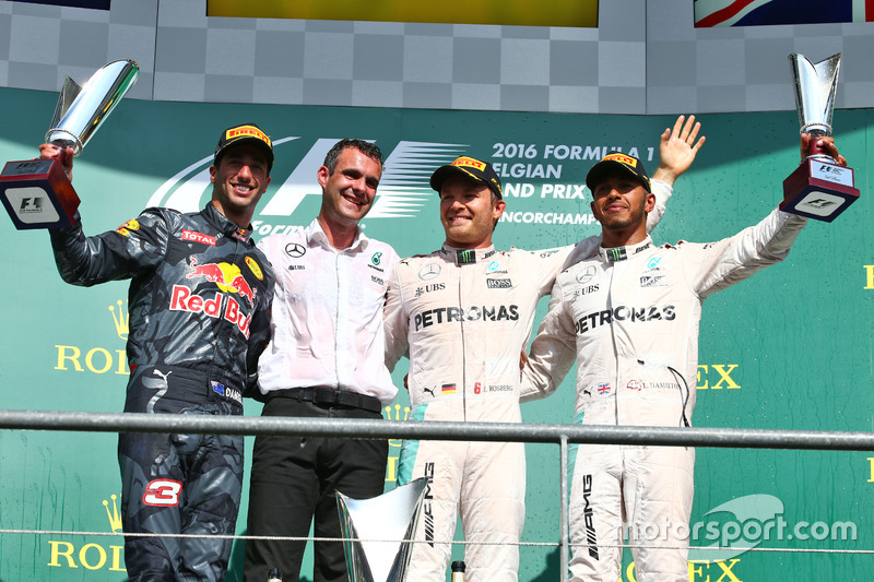 Il podio (da sx a dx): Daniel Ricciardo, Red Bull Racing, secondo; Nico Rosberg, Mercedes AMG F1, vi