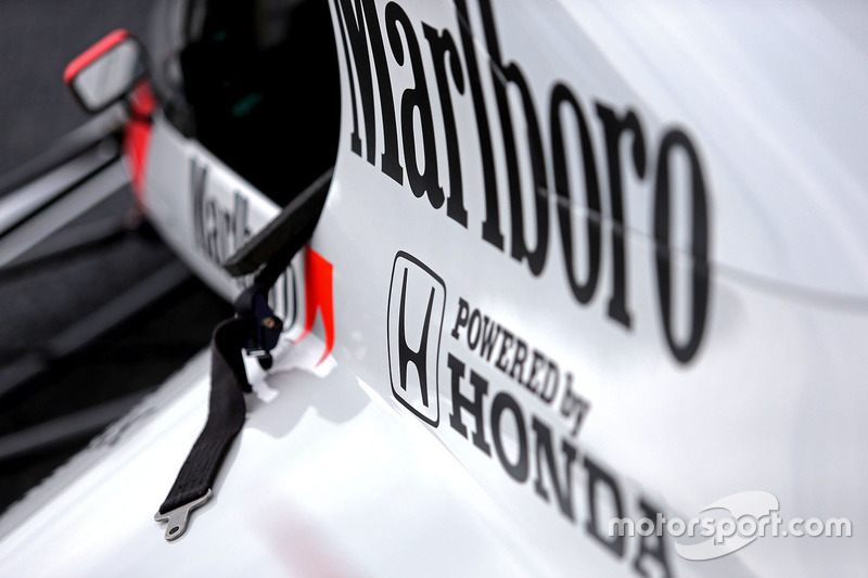 Stoffel Vandoorne,tercer piloto, McLaren F1 Team conduce el 1989 McLaren MP4/5 de Alain Prost