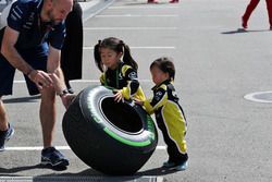 De jeunes fans de Renault Sport F1 Team avec un pneu Pirelli