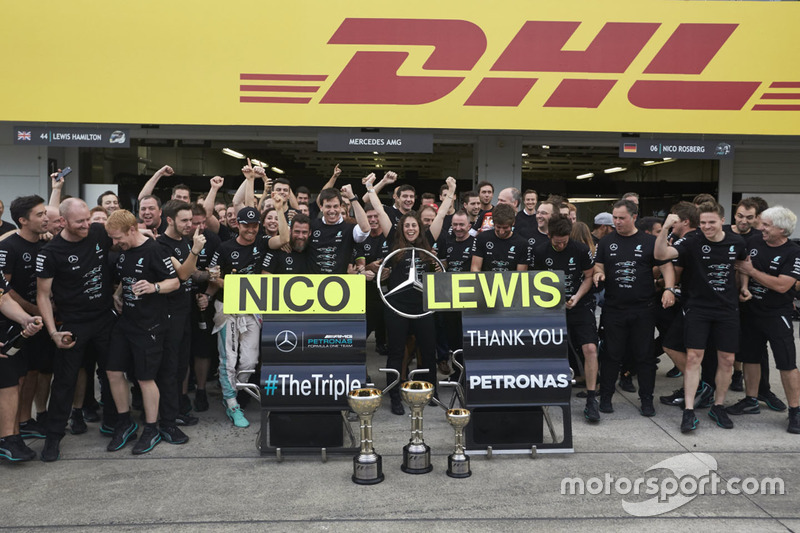 Nico Rosberg, Mercedes AMG F1, und Lewis Hamilton, Mercedes AMG F1, feiern den Gewinn der Konstrukteurswertung mit Niki Lauda und Toto Wolff