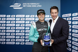 Pole position per Nelson Piquet Jr., NEXTEV TCR Formula E Team, premiato da Marco Parroni, Co-Head M