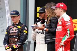 Le vainqueur Lewis Hamilton, Mercedes AMG F1 fête sa victoire sur le podium avec le deuxième, Max Verstappen, Red Bull Racing et le troisième, Kimi Räikkönen, Ferrari, et Noemi de Miguel, TV Presenter